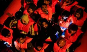 Varios migrantes son trasladados al barco de rescate Geo Barents, operado por Médicos Sin Fronteras, tras ser rescatados de un bote frente a la costa de Libia, a 24 de marzo de 2023.