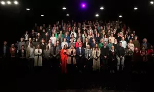 Representants del sector teatral i autoritats, a la platea de la Sala Beckett en el Dia Mundial del Teatre