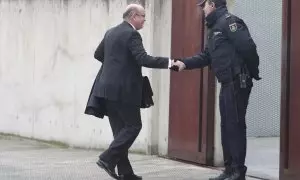 El coronel de la Guardia Civil y el coordinador del dispositivo policial del referéndum ilegal del 1 de octubre, Diego Pérez de los Cobos, saluda a un agente de Policía Nacional a su llegada a la Audiencia Nacional, en la jornada en la que comienza la fas