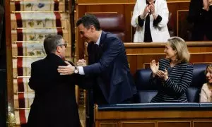 22/03/2023.- El portavoz del PSOE, Patxi López, es felicitado por el presidente del Gobierno, Pedro Sánchez, tras su intervención en la moción de censura de Tamames. EFE/J.J. Guillén