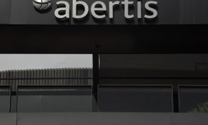 El logo de la concesionaria de infraestructuras Abertis, en su sede de Barcelona.