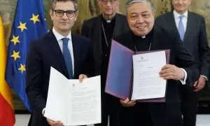 El ministro de la Presidencia, Relaciones con las Cortes y Memoria Democrática, Félix Bolaños (i) y el Nuncio Apostólico, Monseñor Bernardito Auza (c), posan tras el cambio de notas, en el Palacio de Santa Cruz, a 29 de marzo de 2023, en Madrid (España)