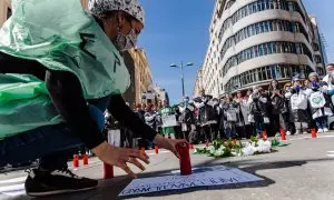 Médicos y pediatras de Atención Primaria y Urgencias Extrahospitalarias homenajean a los sanitarios muertos por Covid durante una manifestación para reclamar mejoras en el primer nivel asistencial, a 15 de marzo de 2023, en Madrid (España).