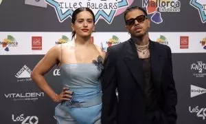 Los cantantes Rosalía y Rauw Alejandro, posan en el photocall de los 40 Music Awards 2021 en el Velèdrom de Palma,  en noviembre de 2021. E.P./Isaac Buj