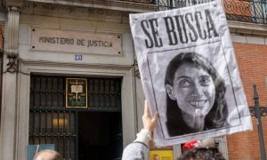 Un letrado de la Administración de Justicia sujeta un cartel con la cara de la ministra de Justicia durante una manifestación desde Callao a San Bernardo 45, a 9 de marzo de 2023, en Madrid.