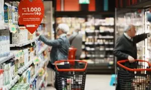 Dos personas compran en un supermercado en Bilbao a 16 de marzo de 2023
