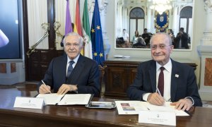 El alcalde de Málaga, Francisco de la Torre, y el presidente de la Fundación La Caixa, Isidro Fainé, firman un acuerdo para la apertura de un Caixaforum en la ciudad en 2026