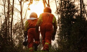 Bomberos de Asturias trabajan para controlar los incendios, a 31 de marzo de 2023.