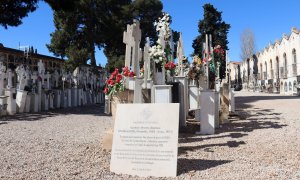 La placa en homenatge a Cipriano Martos instal·lada a la fossa històrica del cementiri de Reus on va ser enterrat