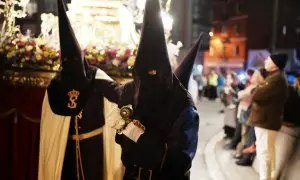 Nazarenos durante la procesión de la Real Cofradía Nuestro Padre Jesús Nazareno, a 3 de abril de 2023, en Bilbao.