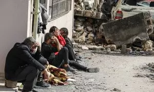 Varias personas lloran la muerte de sus seres queridos tras el devastador terremoto y sus réplicas a lo largo de la frontera turco-siria el pasado febrero.