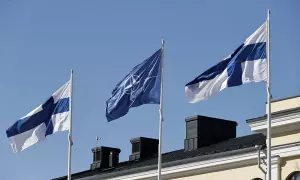 Banderas finlandesas y de la OTAN ondean en el patio del Ministerio de Relaciones Exteriores, antes de la adhesión de Finlandia a la OTAN, en Helsinki