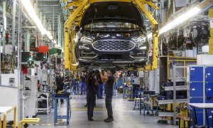 Dos trabajadores con un vehículo de la fábrica de Ford en Almussafes, a 24 de octubre de 2022, en València.