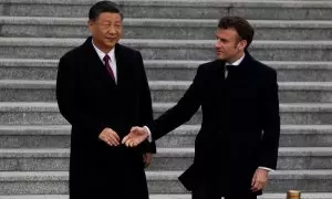 El presidente francés, Emmanuel Macron, estrecha su mano con el mandatario chino Xi Jinping durante la ceremonia de bienvenida en el Gran Palacio del Pueblo en Pekín, a 6 de abril de 2023