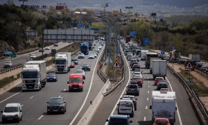 Retenciones en las salidas de las principales ciudades con motivo de los desplazamientos por las vacaciones de Semana Santa.