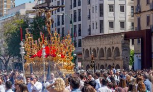 El paso del Cristo de la Sed de la Hermandad de la Sed por a Avenida Luis Montoto de Sevilla. E.P./Eduardo Briones