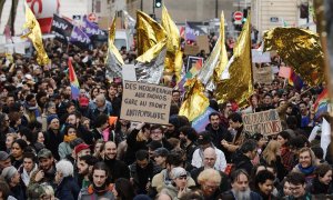 Miles de personas marchan por París, en la nueva jornada de protestas, la undécima, contra la reforma de las pensiones aprobada por el presidente francés, Emmanuel Macron.. EFE/EPA/TERESA SUAREZ