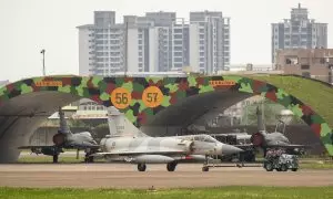 El personal de la Fuerza Aérea mueve un avión de combate Mirage 2000 dentro de la base aérea en Hsinchu, Taiwán, el 8 de abril de 2023.