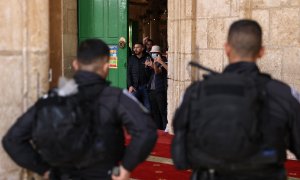 Un grupo de palestinos apostados en el interior de la Mezquita de Al Aqsa ante las fuerzas de seguridad israelíes, en Jerusalén, a 9 de abril de 2023.