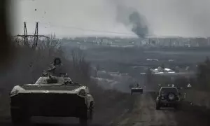 Vehículos blindados del Ejército ucraniano recorren un camino en la localidad de Bajmut, en la provincia de Donetsk, el 6 de abril de 2023.