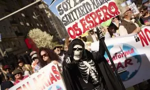 Varias personas marchan en la última manifestación para defender la sanidad pública madrileña, a 26 de marzo de 2023.