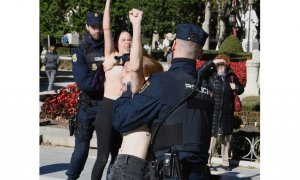 Momento en el que la Policía detiene a dos de las tres activistas de Femen, el 20 de noviembre de 2022, que protestaban contra el ensalzamiento al dictador Franco en el aniversario de su muerte, en la Plaza de Oriente de Madrid.