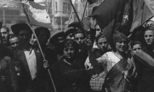 Banderas al aire en la proclamación de la II República en Madrid.