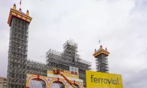 Trabajadores en tarea de montaje de la portada de la Feria de Abril del 2023 a 7 de marzo del 2023 en Sevilla, Andalucía.