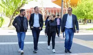 El candidato del PSOE a la Comunidad de Madrid pasea junto al alcalde de Leganés, Santiago Llorente; el diputado socialista Santi Rivero y la secretaria de general del PSOE de Leganés, Laura Oliva