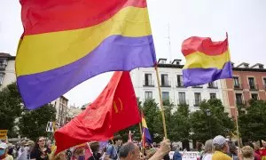 12/04/2023. Varias personas se manifiestan con banderas de la República, en la Plaza de Ópera, a 22 de mayo de 2022.