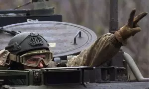 Un militar ucraniano muestra una señal de victoria mientras conduce hacia el frente durante los intensos combates en el frente de Bakhmut y Chasiv Yar, en Chasiv Yar, Ucrania , 12 de abril de 2023.