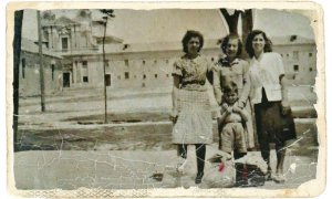 12/04/2023. Avelina Ranz, esposa de Jaime Menéndez 'El Chato', junto a su hijo y dos mujeres frente al Convento de San Pascual, antigua cárcel franquista.