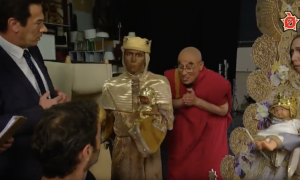 'Polònia' sube la apuesta ante las críticas: la Virgen del Rocío regresa a TV3 con la Moreneta, el Dalai Lama y Juanma Moreno