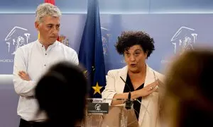 14/04/2023.- El portavoz adjunto de EH Bildu en el Congreso, Oskar Matute, y la diputada de ERC Pilar Vallugera ofrecen una rueda de prensa conjunta para dar a conocer el acuerdo alcanzado por EH Bildu y ERC con el Gobierno de coalición para cerrar la nue