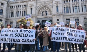 La plataforma de afectados por el suelo del Plan 18.000 protestan en una concentración, en marzo de 2023 (Madrid).