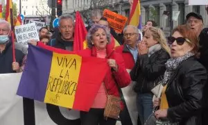 Una mujer con una bandera republicana en la manifestación por la III República en Madrid.