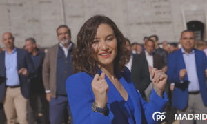 Cachondeo en Twitter con un vídeo en el que Ayuso presenta a los candidatos del PP en Madrid en una plaza de toros chasqueando los dedos