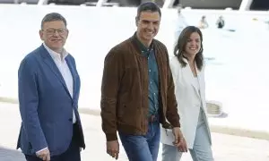 El presidente del Gobierno, Pedro Sánchez, acompañado por el presidente de la Generalitat valenciana, Ximo Puig (i), y la candidata del PSOE a la Alcaldía de Valencia, Sandra Gómez (d), a su llegada a la jornada de clausura de la Conferencia Municipal del