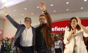 El secretario general del PSOE y presidente del Gobierno, Pedro Sánchez (c), el presidente de la Comunidad Valenciana, Ximo Puig, y la candidata del partido a la Alcaldía de Valencia, Sandra Gómez, durante su participación en la jornada de clausura de la