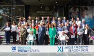 El presidente de Mutua Madrileña, Ignacio Garralda, y la presidenta de la Comunidad de Madrid, Isabel Díaz Ayuso, junto con los representantes de las ONG que han recibido ayuda de la Fundacón Mutua Madrileña.