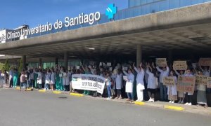 18/4/23 Médicos en huelga protestando en el hospital Clínico de Santiago.