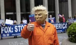 Una persona disfrazada de Donald Trump y un traje de presidiario durante una manifestación frente a Fox News Channel, en respuesta a la demanda de Dominion, a 18 de abril de 2023, Nueva York.