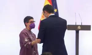 La exministra de Exteriores Arancha González Laya conversa con el presidente del Gobierno, Pedro Sánchez, tras un acto en Moncloa, a 10 de marzo de 2021.
