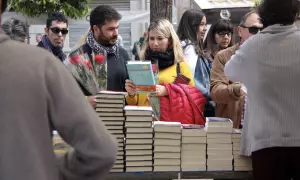 19-4-2023 Una parella remenant llibres en una de les parades instal·lades a la Rambla Nova de Tarragona en una imatge d'arxiu