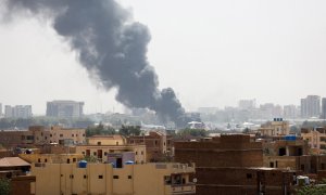 Columna de humo procedente de un edificio atacado en la capital de Sudán, Jartum.