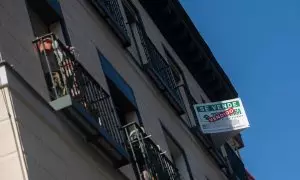 Cartel de venta en un edificio de la capital, a 27 de octubre de 2021, en Madrid