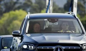 19/4/23 Juan Carlos de Borbón, con Pedro Campos conduciendo el Mercedes en el que se trasladó desde el aeropuerto de Vigo a Sanxenxo.
