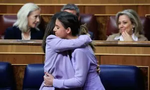 20/04/2023.- Las ministras de Igualdad y de Derechos Sociales y Agenda 2030, Irene Montero e Ione Bellarra (i), durante el pleno celebrado este jueves en el Congreso. EFE/Zipi Aragón