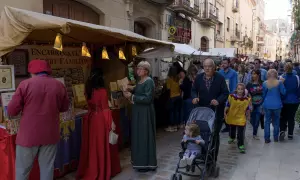 20-4-2023 Visitants al mercat de la 35a Setmana Medieval de Montblanc.