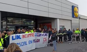 20/4/23 Protesta de los trabajadores de LIdl frente a su centro de trabajo.